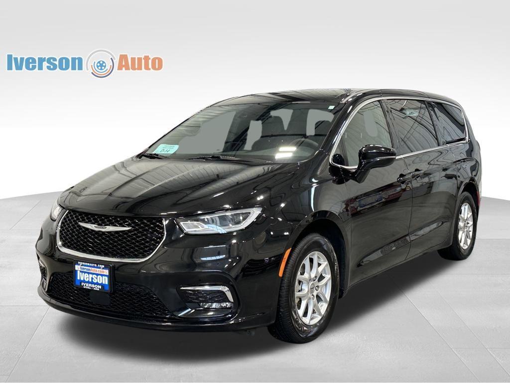 used 2025 Chrysler Pacifica car, priced at $29,995