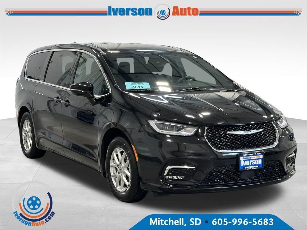 used 2025 Chrysler Pacifica car, priced at $29,995