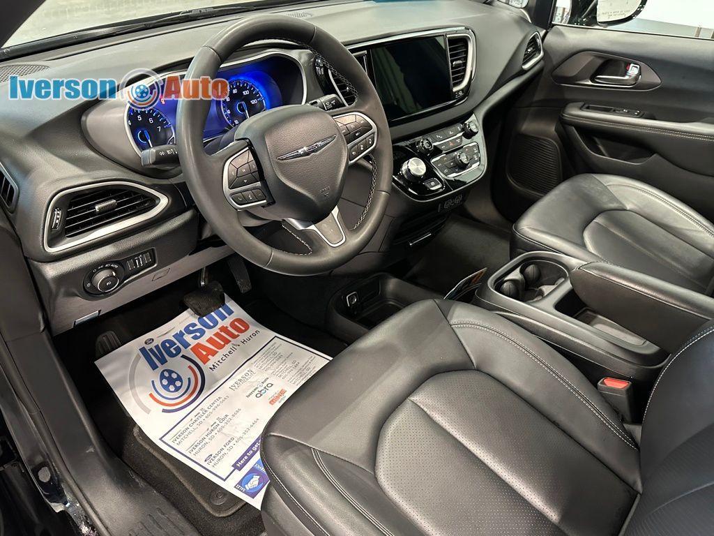 used 2025 Chrysler Pacifica car, priced at $29,995