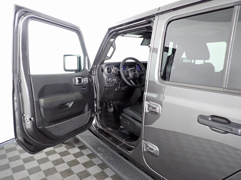 new 2025 Jeep Gladiator car, priced at $43,831