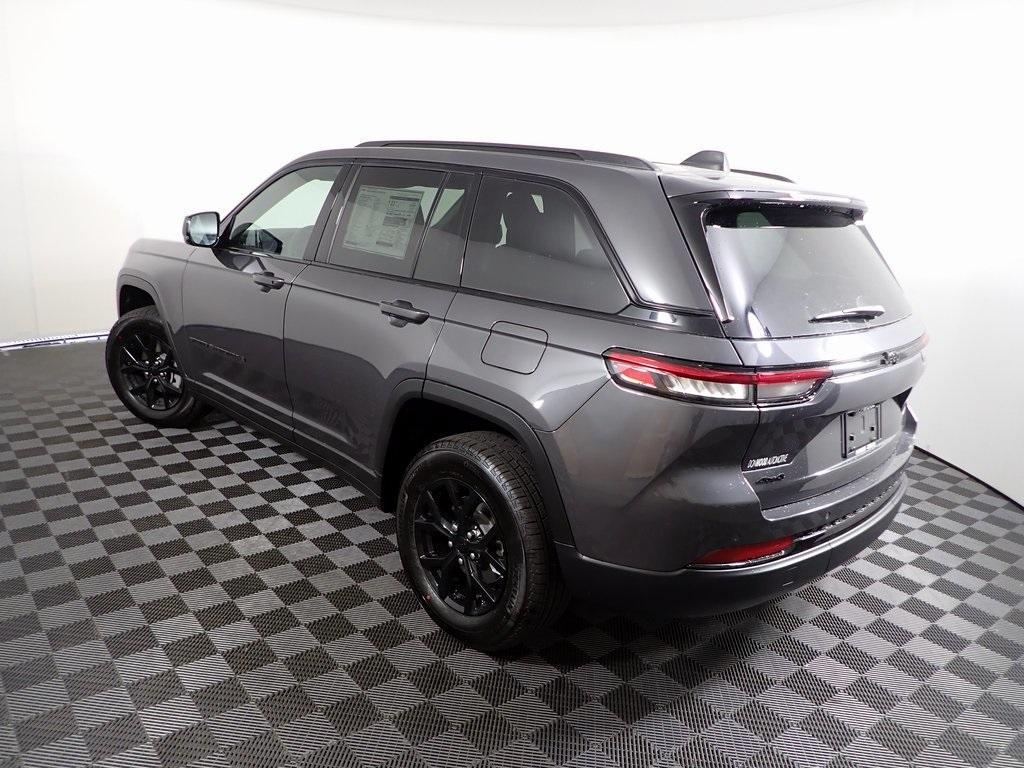 new 2025 Jeep Grand Cherokee car, priced at $42,000