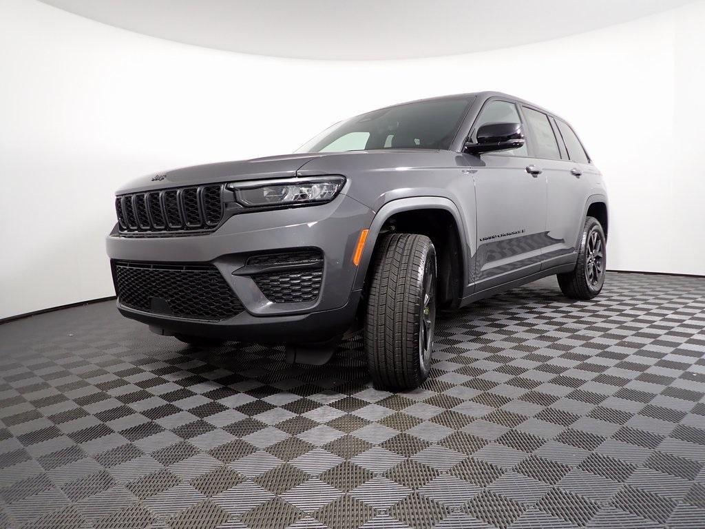 new 2025 Jeep Grand Cherokee car, priced at $42,000