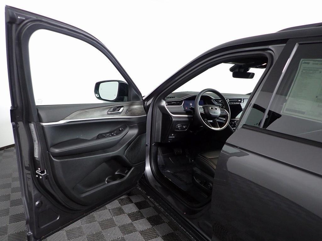 new 2025 Jeep Grand Cherokee car, priced at $48,847