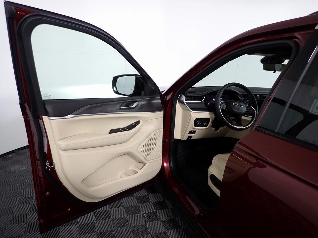 new 2025 Jeep Grand Cherokee car, priced at $41,638