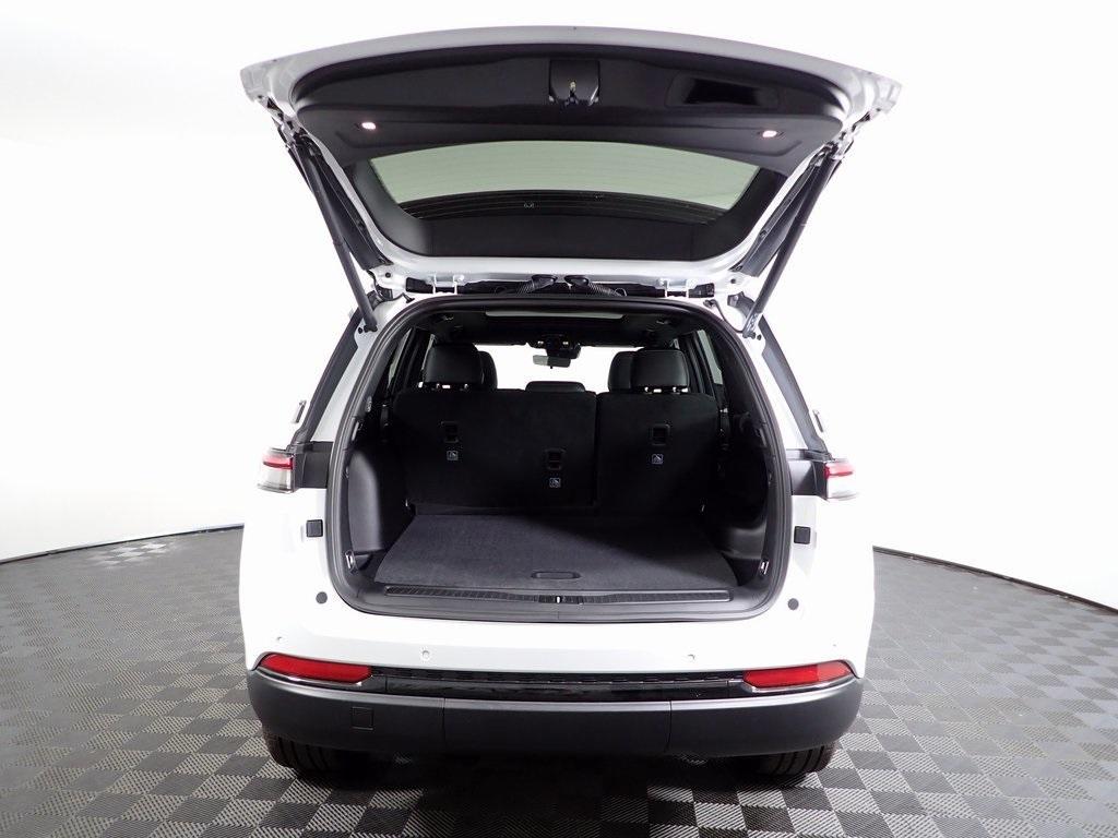 new 2025 Jeep Grand Cherokee car, priced at $46,000