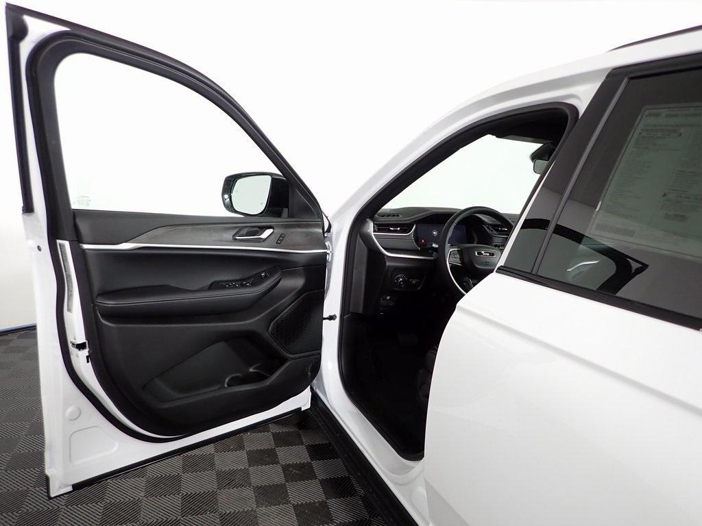 new 2025 Jeep Grand Cherokee car, priced at $46,000