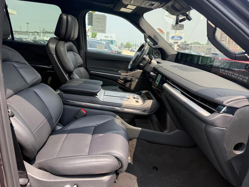 new 2025 Lincoln Navigator car, priced at $102,182