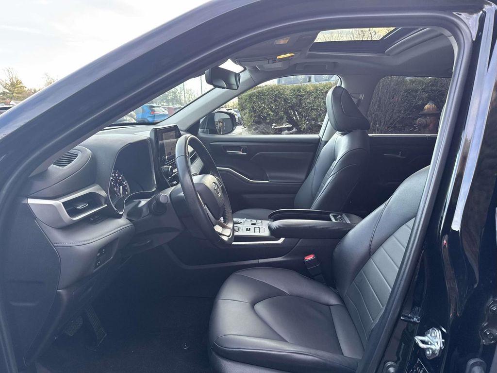 used 2025 Toyota Highlander car, priced at $36,888