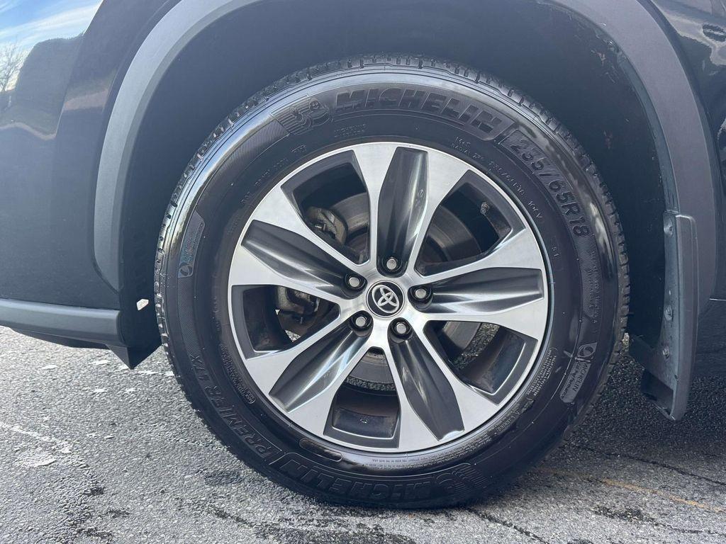 used 2025 Toyota Highlander car, priced at $35,988