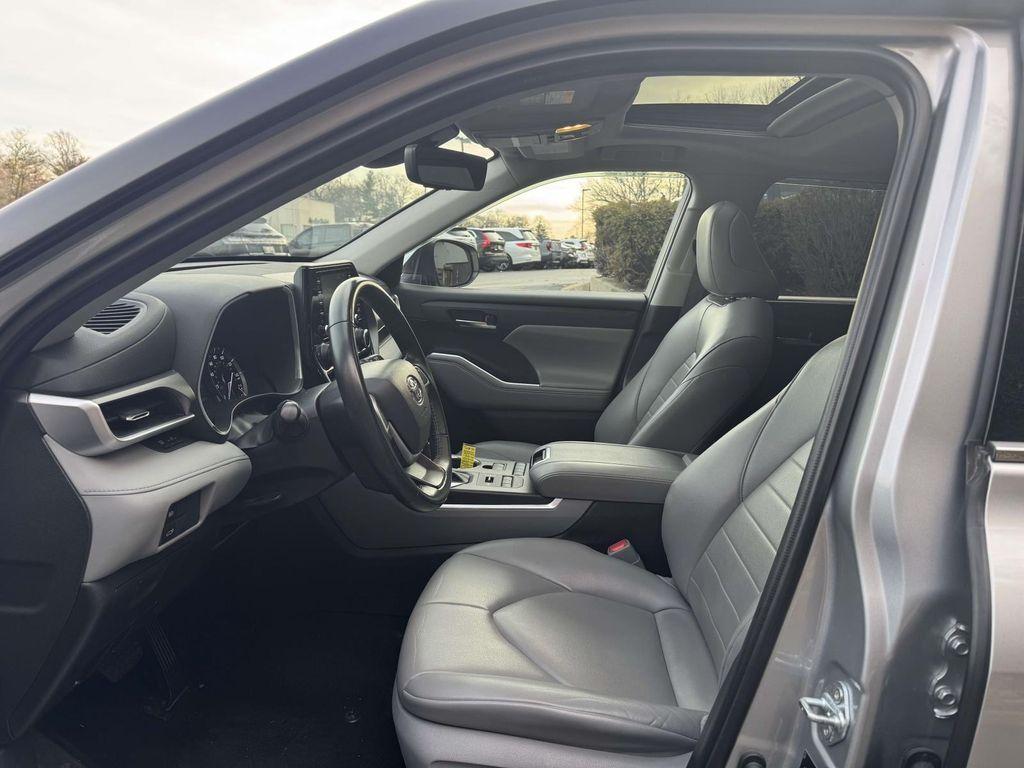 used 2022 Toyota Highlander car, priced at $30,988