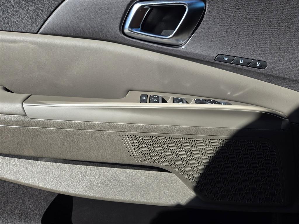 new 2026 Kia Carnival Hybrid car, priced at $44,035