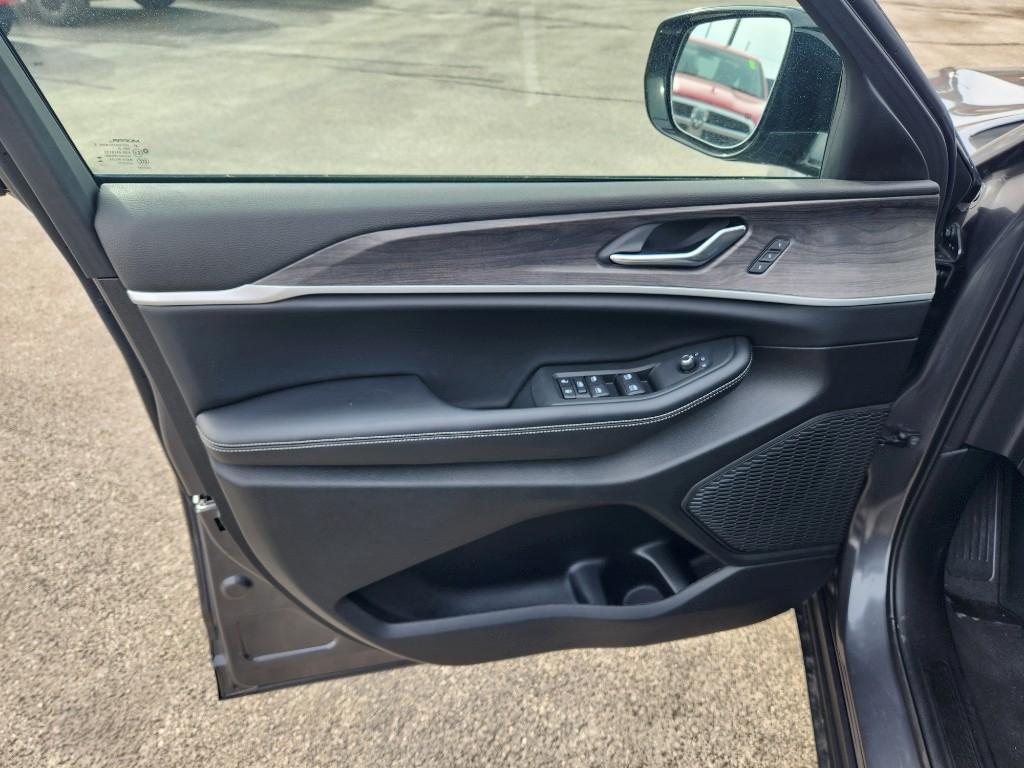 used 2025 Jeep Grand Cherokee car, priced at $42,778