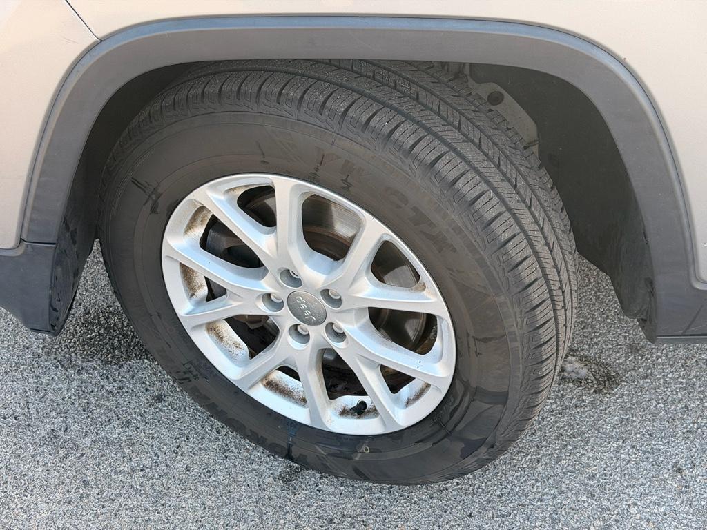 used 2015 Jeep Cherokee car, priced at $5,389