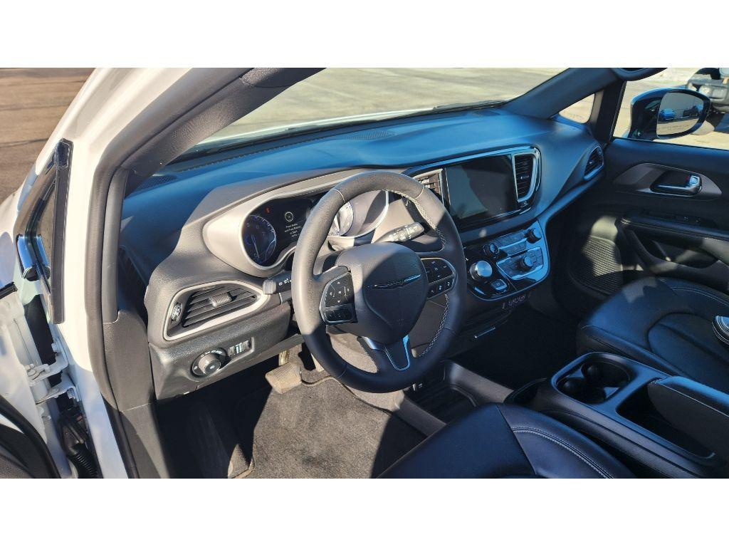 used 2025 Chrysler Pacifica car, priced at $29,557