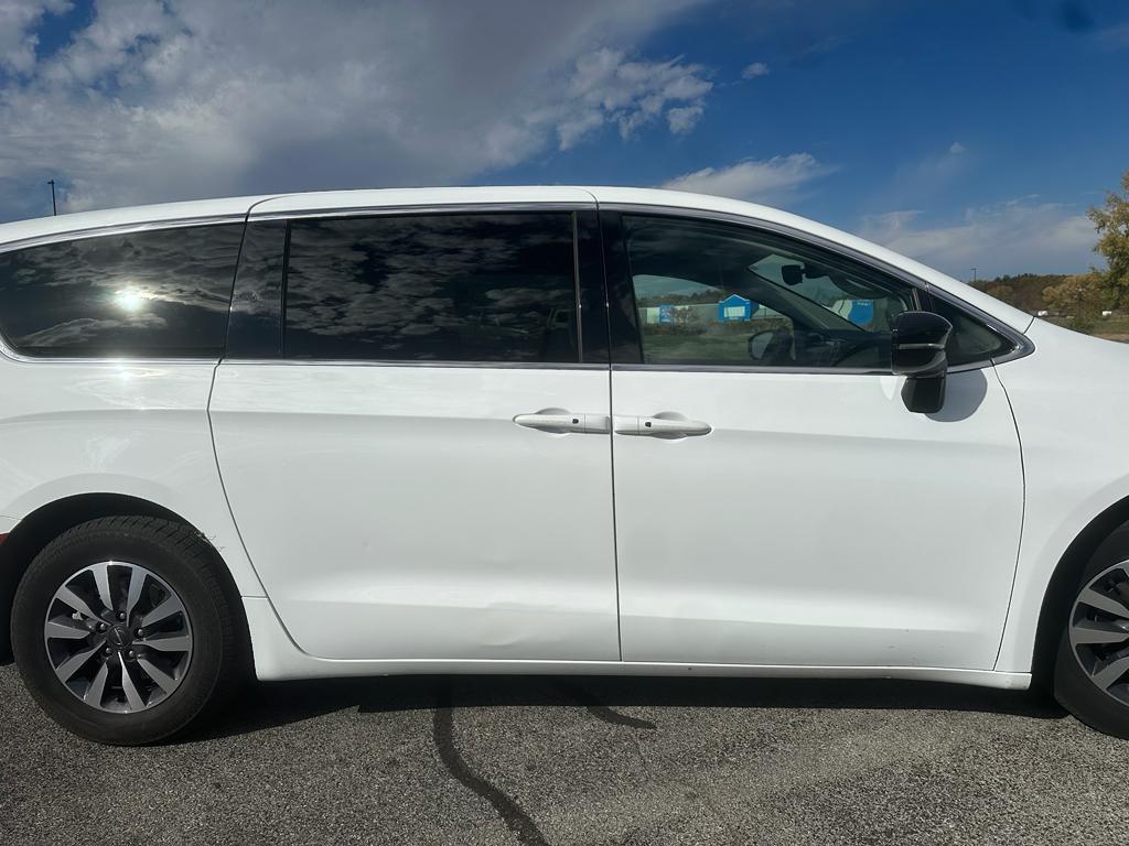 used 2024 Chrysler Pacifica Hybrid car, priced at $28,158