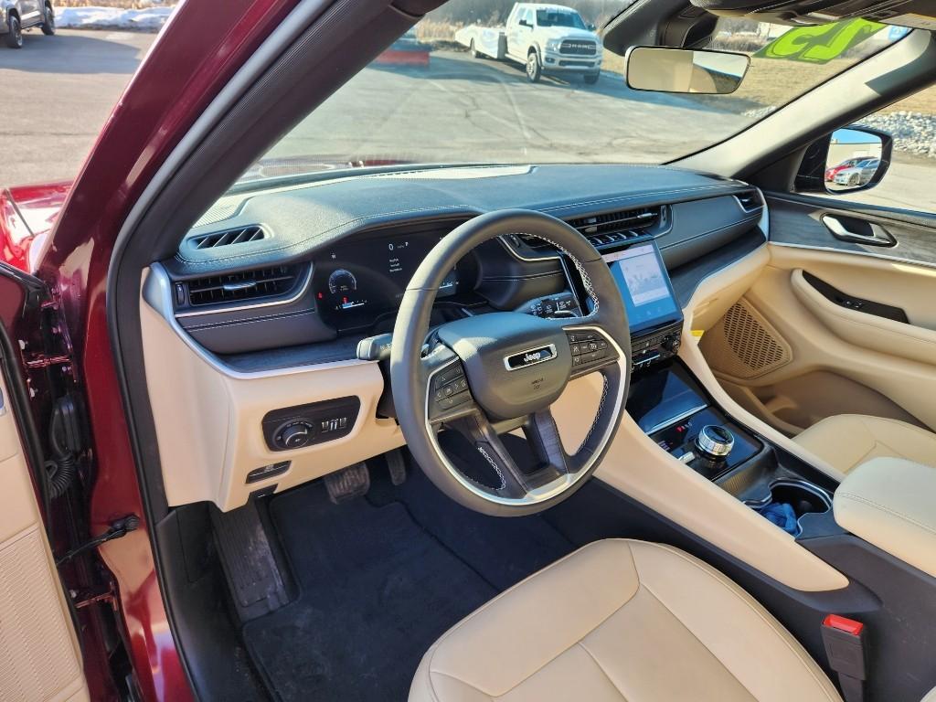 used 2025 Jeep Grand Cherokee car, priced at $39,021