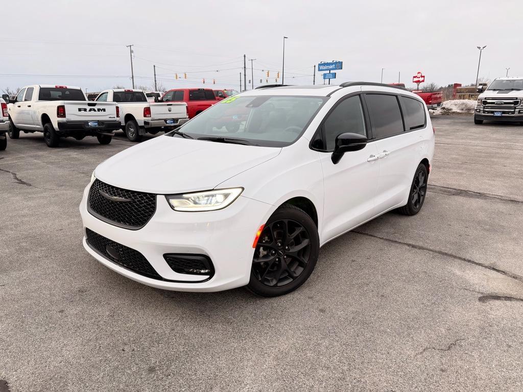 used 2025 Chrysler Pacifica car, priced at $39,058