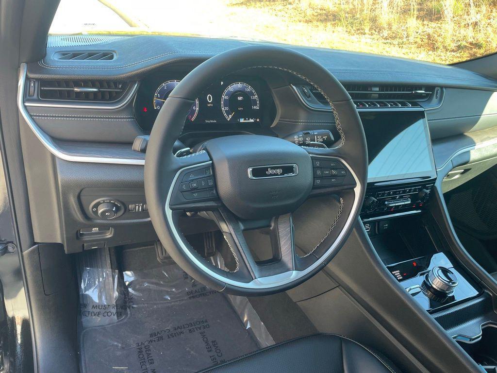 new 2025 Jeep Grand Cherokee car, priced at $45,702