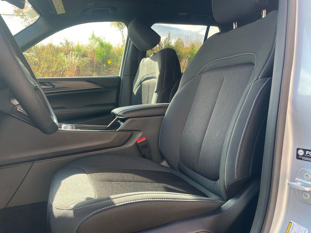 new 2025 Jeep Grand Cherokee car, priced at $34,736