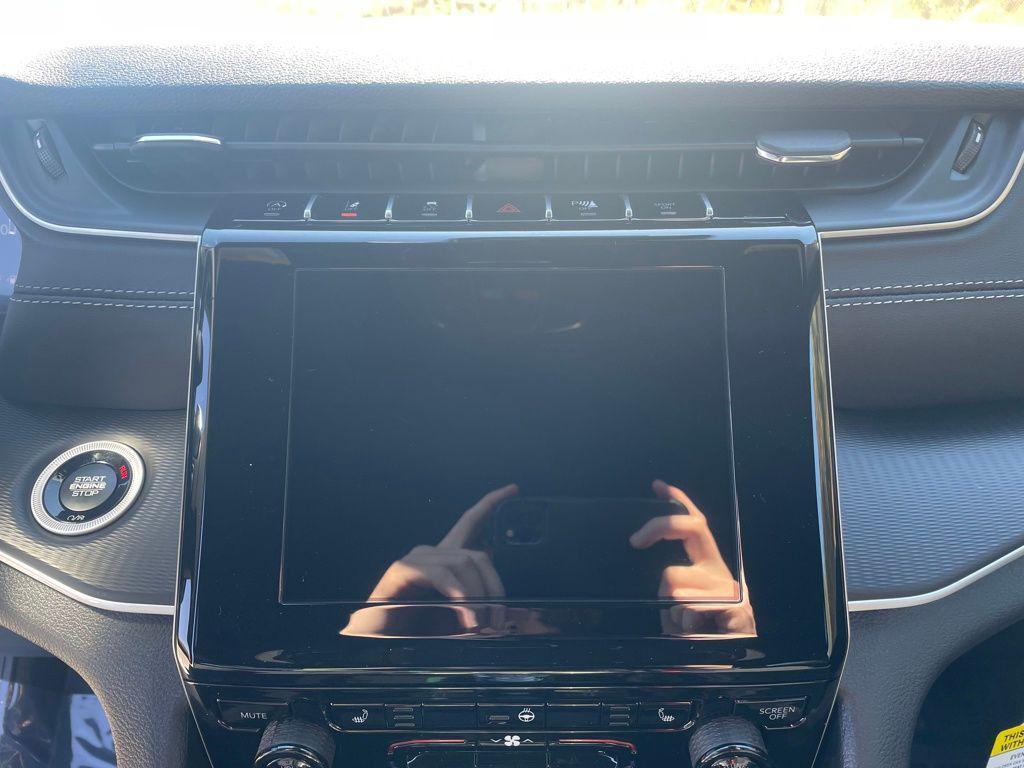 new 2025 Jeep Grand Cherokee car, priced at $33,165