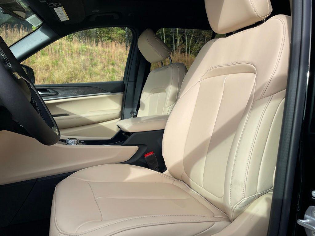 new 2025 Jeep Grand Cherokee car, priced at $43,157