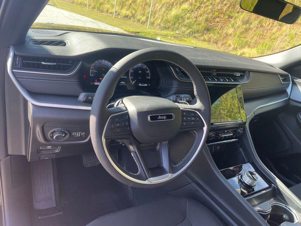 new 2025 Jeep Grand Cherokee car, priced at $33,274