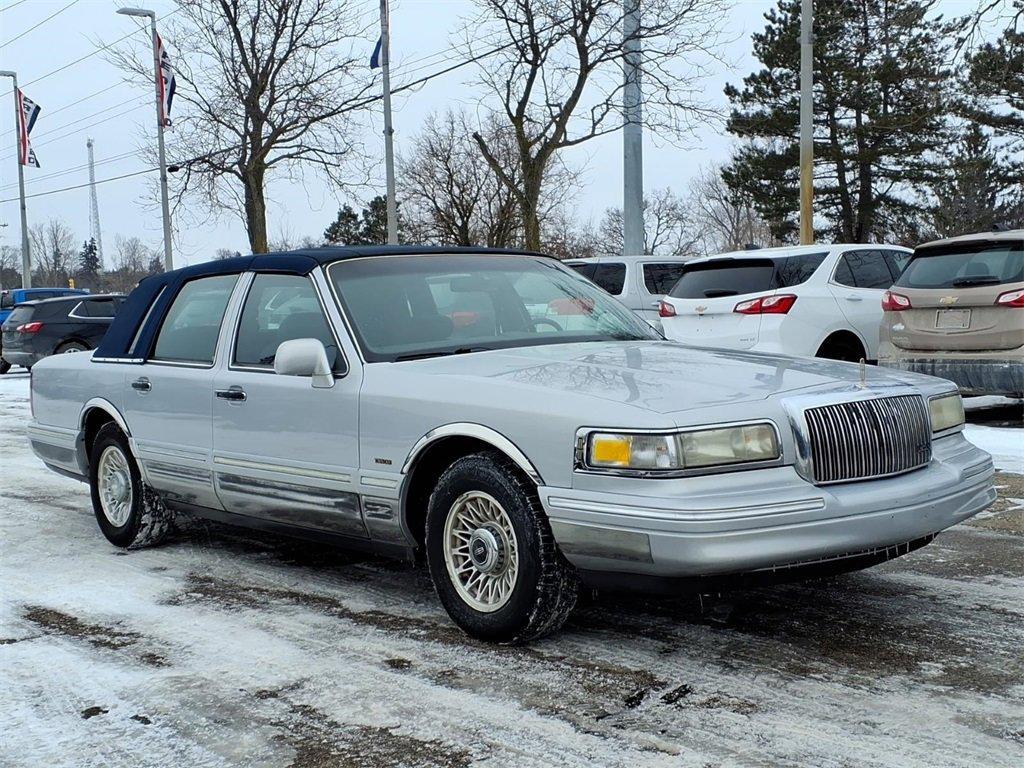 used 1995 Lincoln Town Car car, priced at $5,825