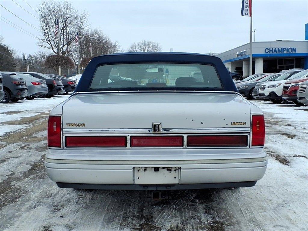 used 1995 Lincoln Town Car car, priced at $5,825
