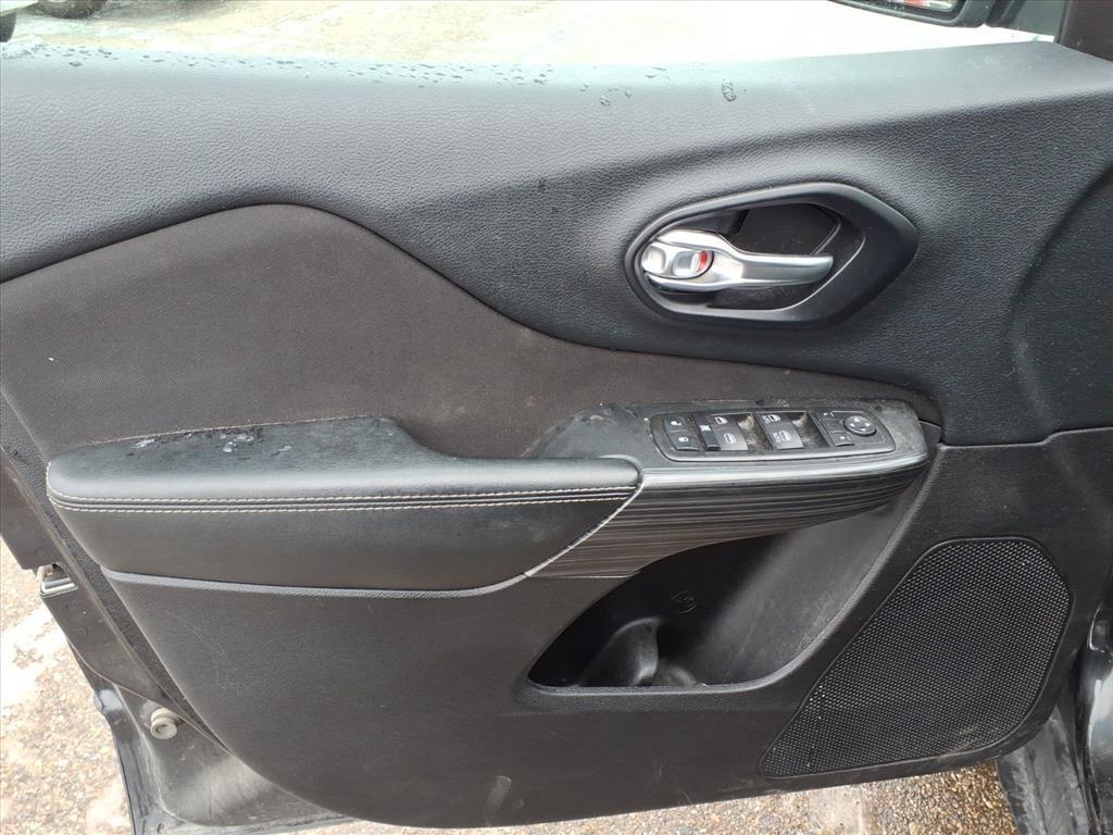 used 2015 Jeep Cherokee car, priced at $5,850