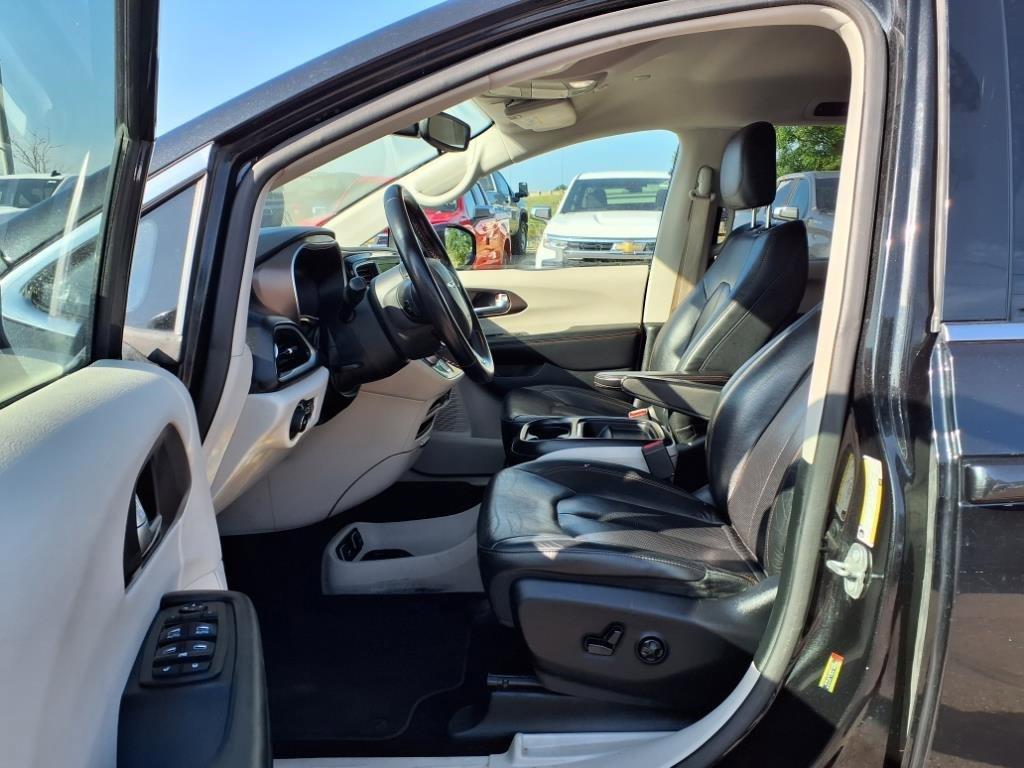 2018 Brilliant Black Crystal Pearlcoat Chrysler Pacifica