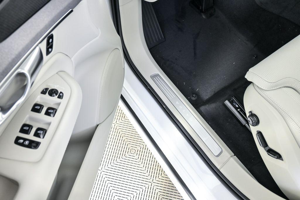 new 2026 Volvo XC90 car, priced at $75,270