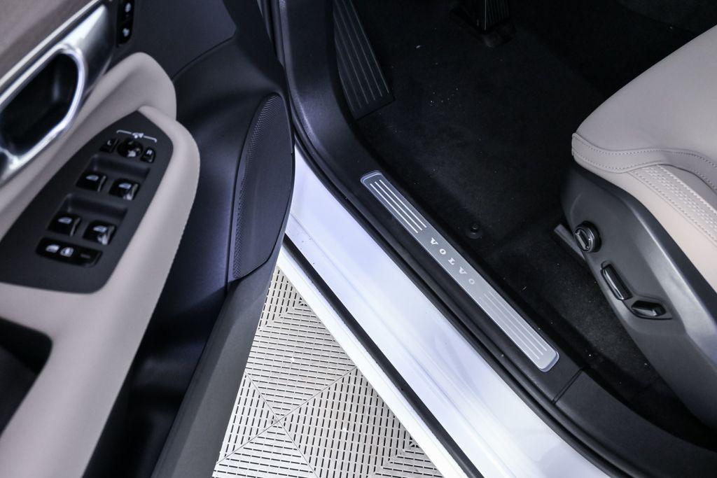 new 2026 Volvo XC90 Plug-In Hybrid car