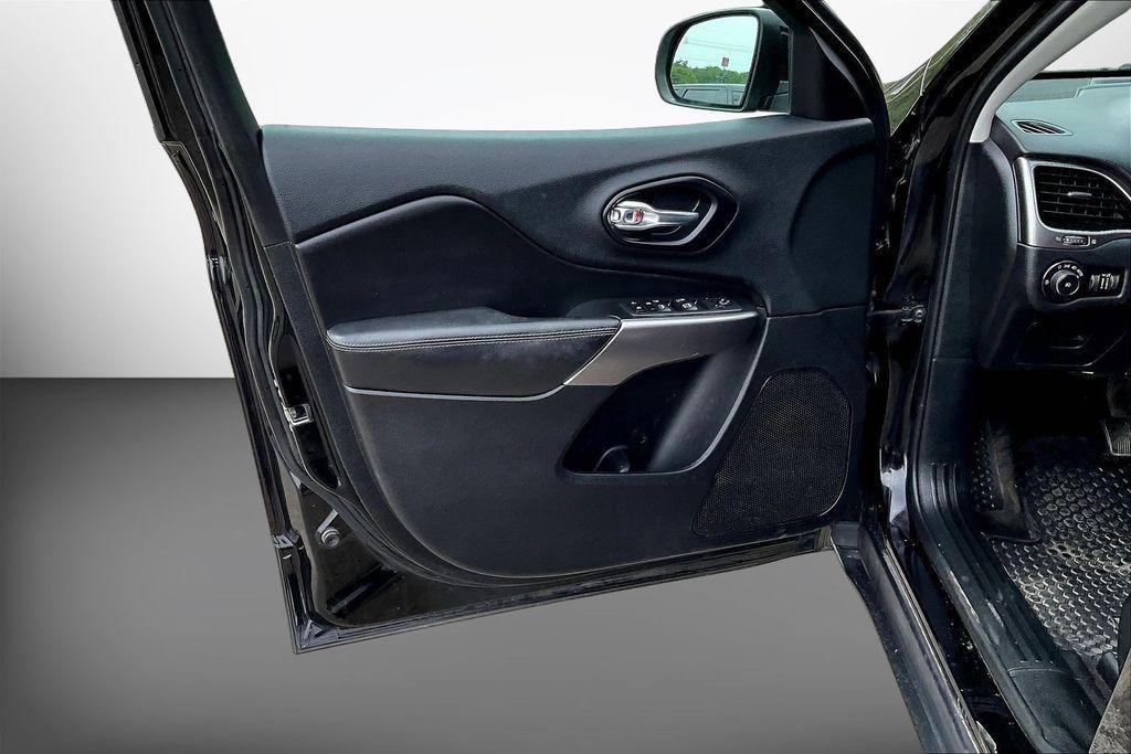 used 2019 Jeep Cherokee car, priced at $10,650
