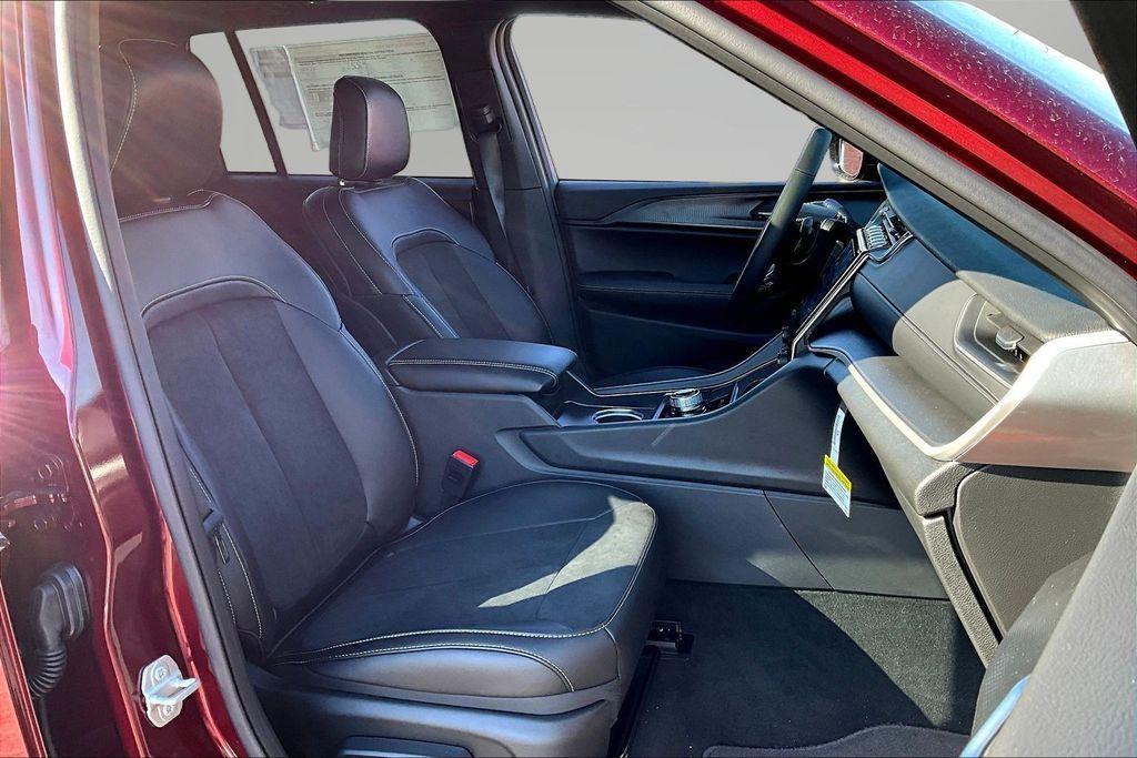 new 2025 Jeep Grand Cherokee car, priced at $40,125