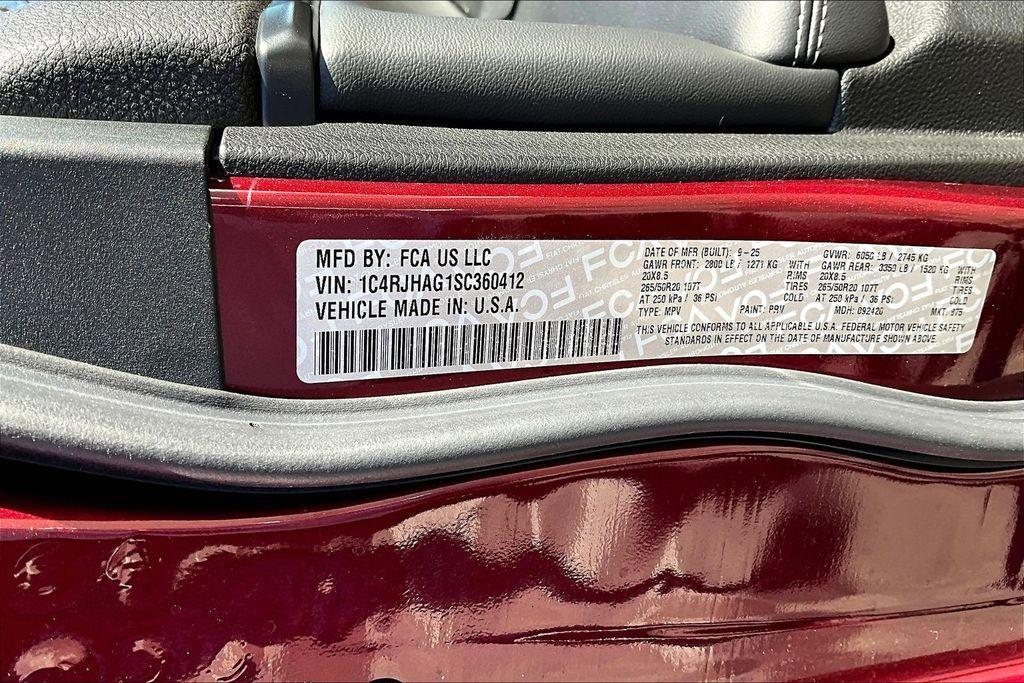 new 2025 Jeep Grand Cherokee car, priced at $40,125