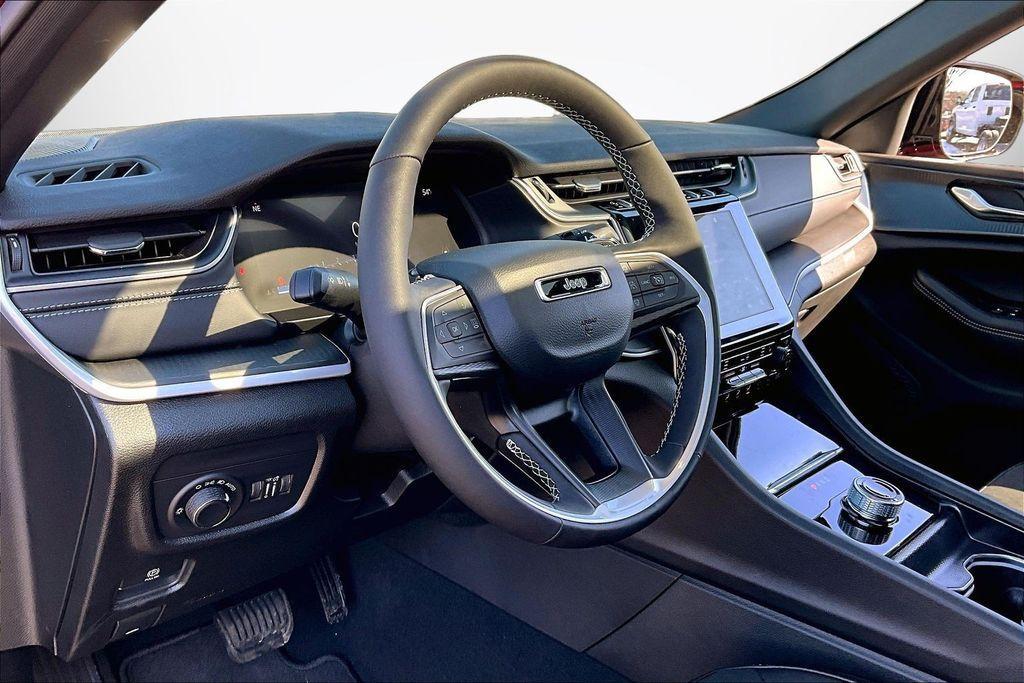 new 2025 Jeep Grand Cherokee car, priced at $40,125