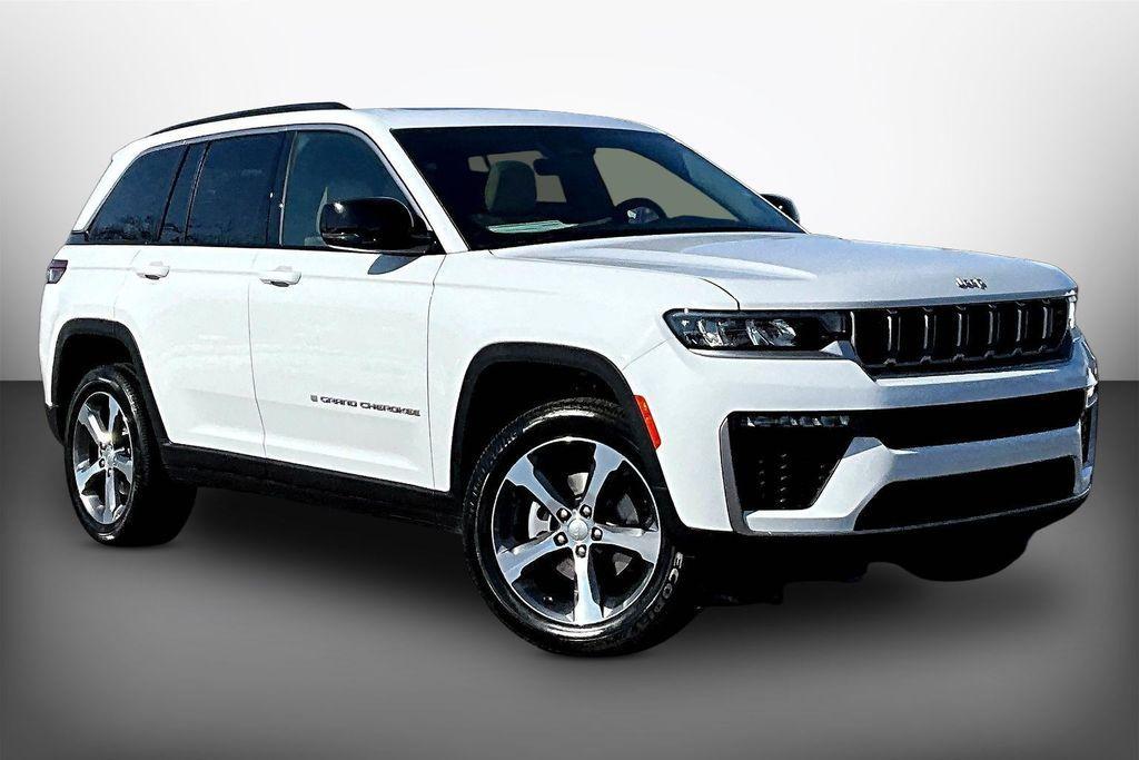 new 2026 Jeep Grand Cherokee car, priced at $43,980