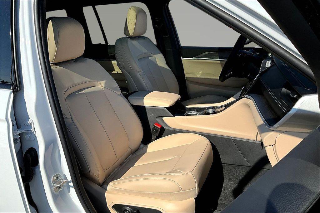 new 2026 Jeep Grand Cherokee car, priced at $43,980