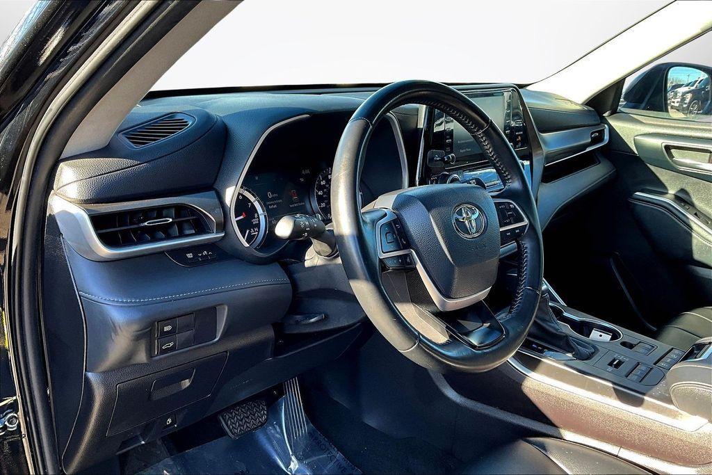 used 2022 Toyota Highlander car, priced at $32,825
