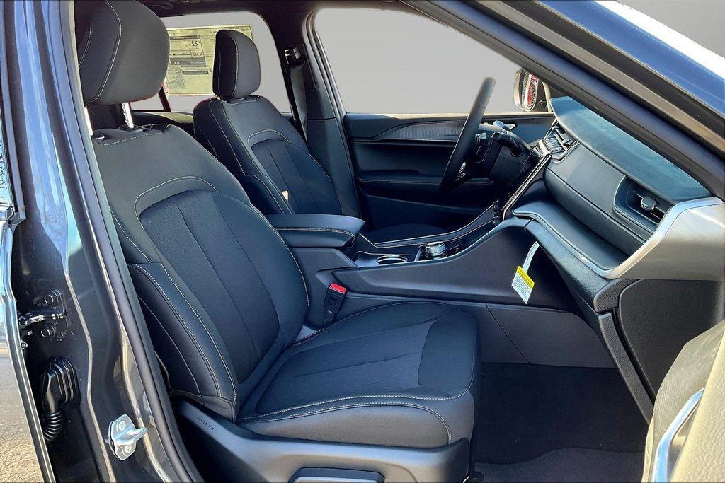 new 2026 Jeep Grand Cherokee car, priced at $39,580