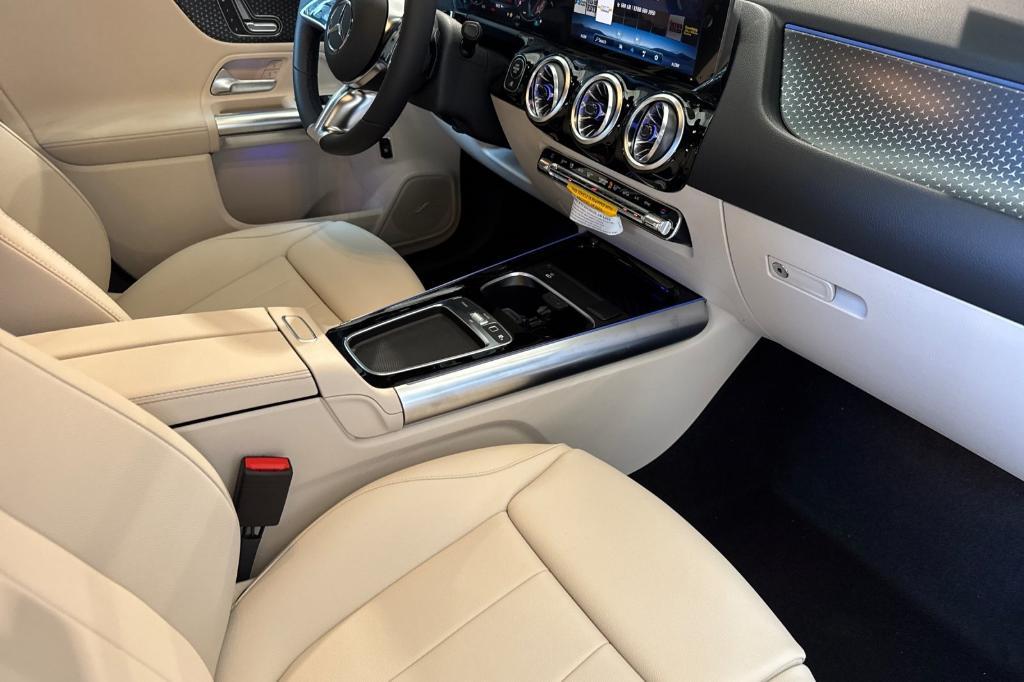 new 2025 Mercedes-Benz GLA 250 car, priced at $46,195