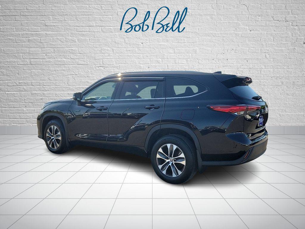 used 2022 Toyota Highlander car, priced at $29,833