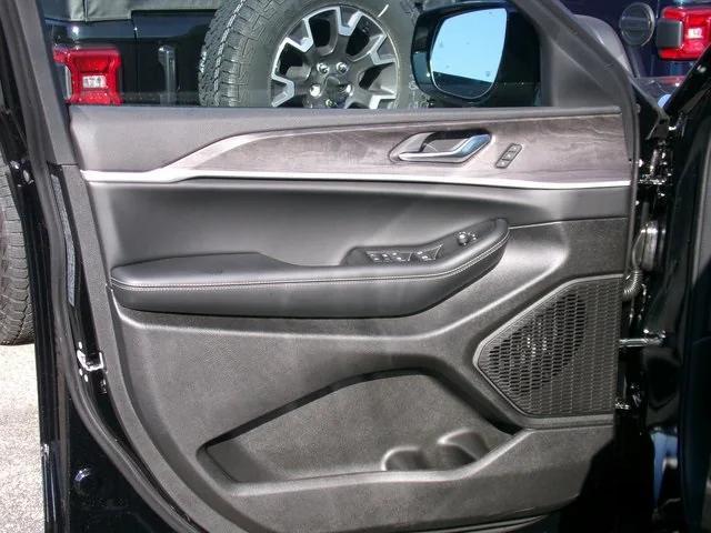 new 2025 Jeep Grand Cherokee car, priced at $43,220