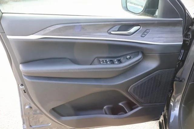 new 2025 Jeep Grand Cherokee car, priced at $49,235