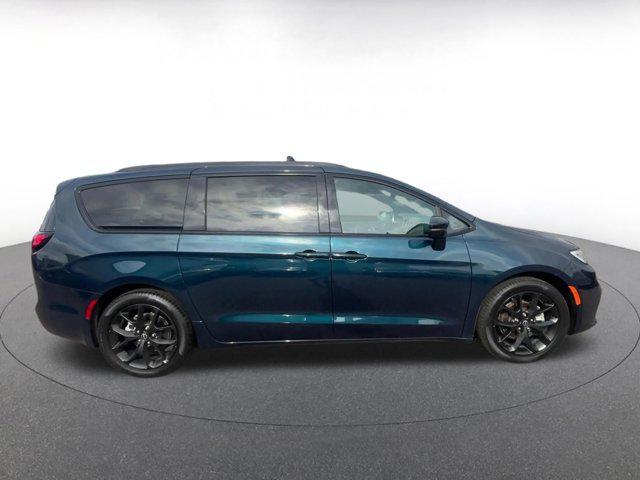 used 2025 Chrysler Pacifica car, priced at $35,101