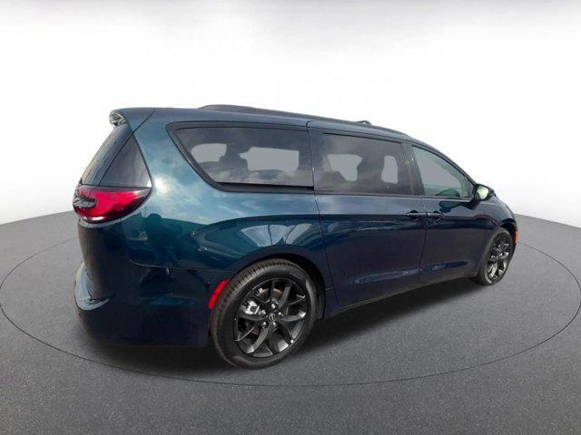 used 2025 Chrysler Pacifica car, priced at $35,101