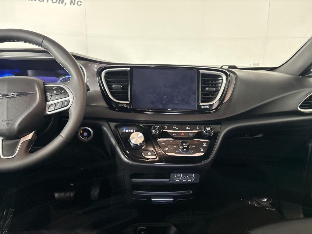 used 2025 Chrysler Pacifica car, priced at $30,988