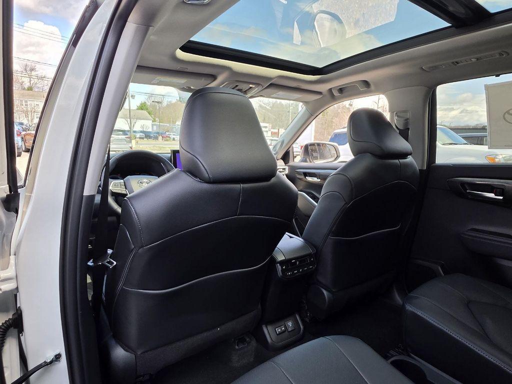 new 2026 Toyota Highlander Hybrid car, priced at $57,423