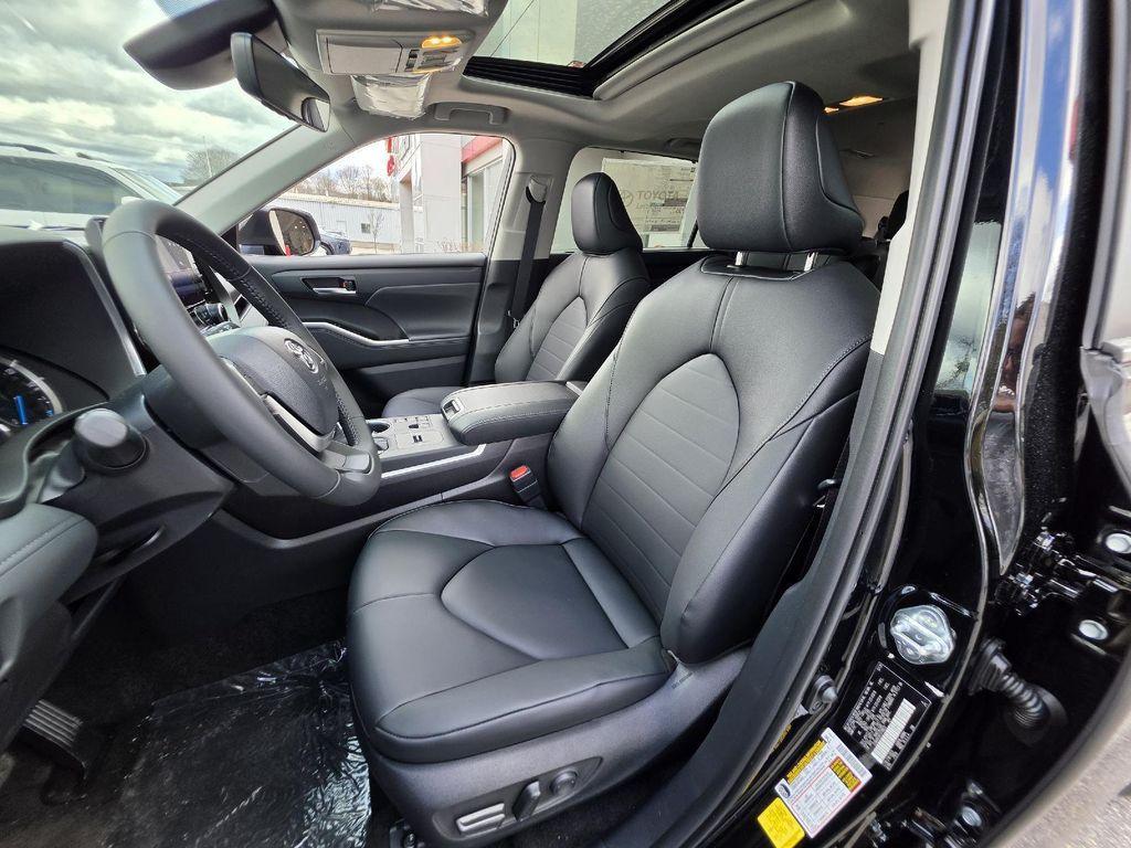 new 2026 Toyota Highlander Hybrid car, priced at $49,643
