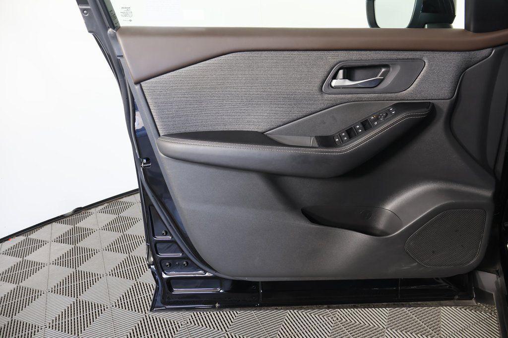 2022 Super Black Nissan Rogue